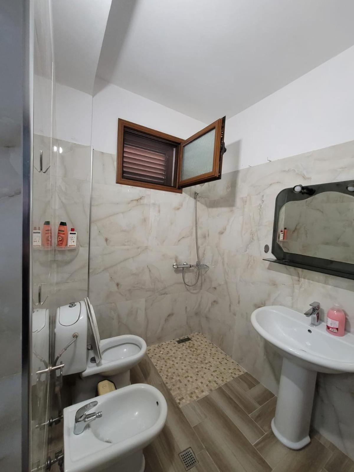 Private Room On A Shared Apartament Near Durres Beach Luaran gambar